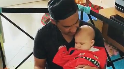 "El Pescado" Ruiz y su bebé le cantan a Municipal