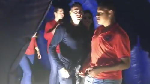 Marco Pappa felicita a jugadores de Municipal en el camerino