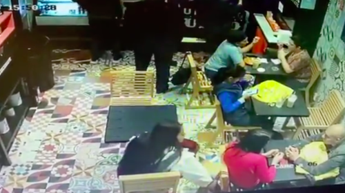 Captan a mujer robando una cartera a plena luz del d&iacute;a