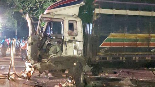 &iexcl;Fuerte accidente! Dos camiones chocan de frente en carretera
