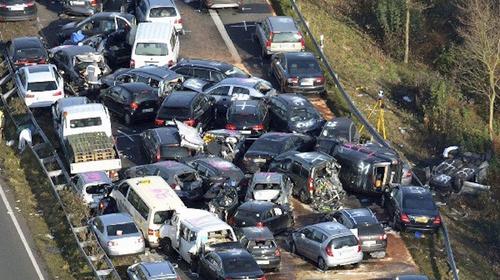 Impactante choque en carretera entre varios autos y trailers
