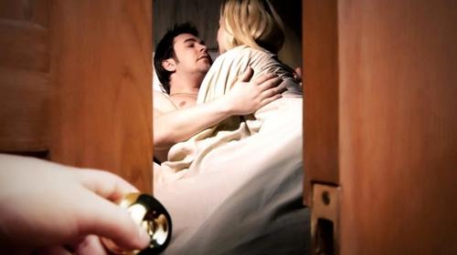 Mujer coloca manta con fotografía de la amante de su esposo 