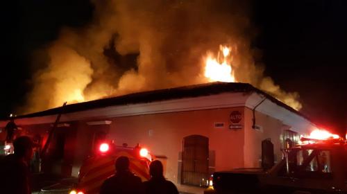 Secuencia de fotos muestra a "globo chino" provocar incendio