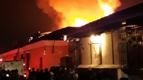 Voraz incendio en pleno festejo de Año Nuevo en Antigua Guatemala