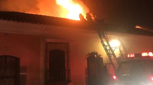 Turistas graban incendio en calle del Arco en Antigua Guatemala
