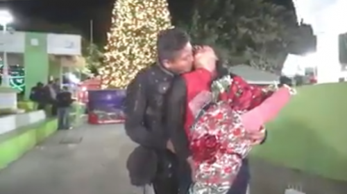 El romántico momento en que un PNC le pide matrimonio a su novia 