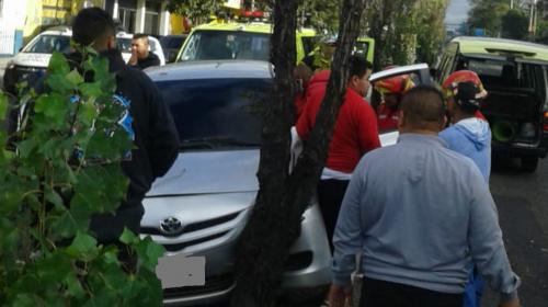Sufre un ataque cardíaco y empotra su carro para evitar tragedia