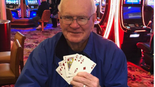 Hombre apuesta 5 dólares en el póker y gana un millonario premio