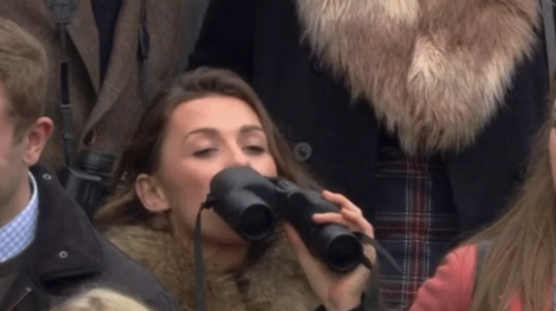 Mujer es captada bebiendo licor de unos... ¿binoculares?