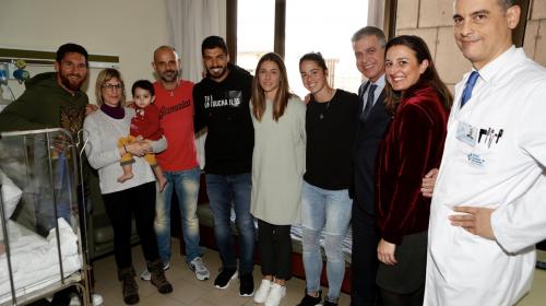 El Barcelona lleva alegría y esperanza a nueve hospitales