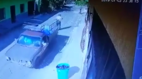 Piloto distra&iacute;do atropella de retroceso a un anciano y se fuga