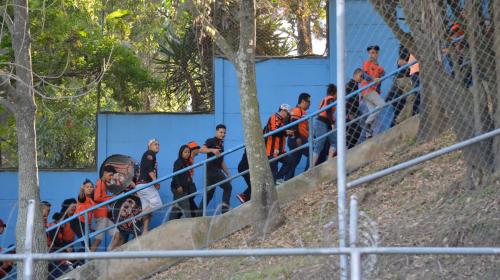 Porra del Águila se va del Trébol tras choque contra afición roja