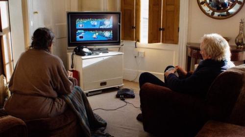 Pareja de ancianos decide qui&eacute;n hace el t&eacute; jugando Mario Kart