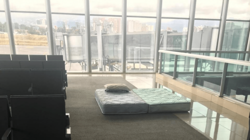 Ingresan colchones al aeropuerto para el investigador de la CICIG