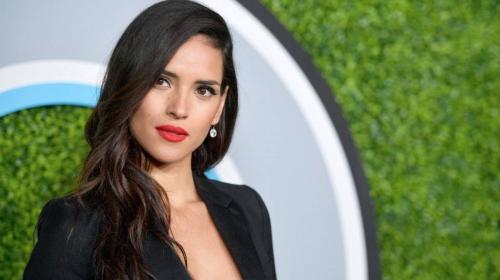 El sexy vestido que Adria Arjona us&oacute; en los Golden Globes 