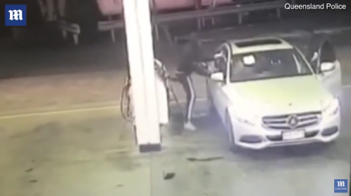 Hombre arriesga su vida, pero evita que le roben su carro