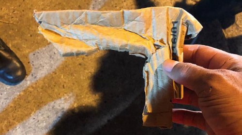 Trató de robar con una pistola de cartón a peleadora de la UFC