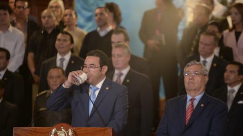 ¿Quiénes acompañaron a Jimmy Morales en su conferencia?