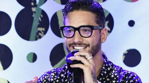 Maluma desató burlas e inspiró un "meme" por usar un traje azul 