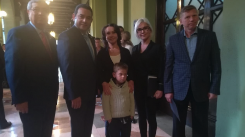 Jimmy y Jafeth posan para una fotografía con Los Bitkov