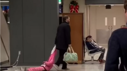 Video: papá arrastra a su hija en el aeropuerto y se hizo viral