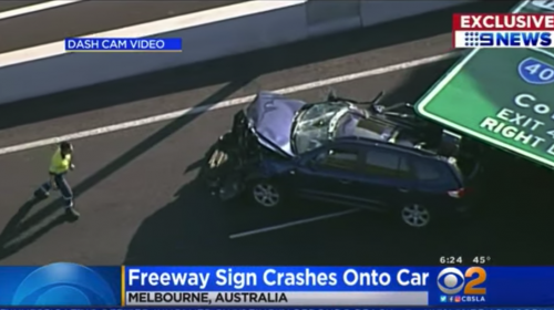 Se&ntilde;al de tr&aacute;nsito se desprende y cae sobre una conductora