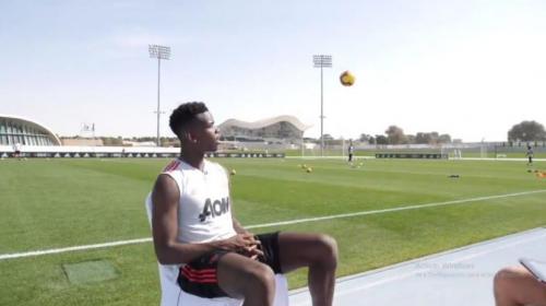 El lujo de Pogba para evitar un pelotazo en plena entrevista
