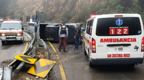 Carro vuelca y protagoniza aparatoso accidente por asfalto mojado