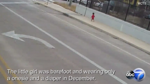 Conductora de bus rescata a bebé que caminaba sola en autopista