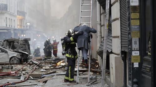 Dos bomberos muertos y m&aacute;s de 50 heridos por fuga de gas en Par&iacute;s