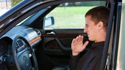 Con estos cuatro trucos podrás eliminar el mal olor de tu carro