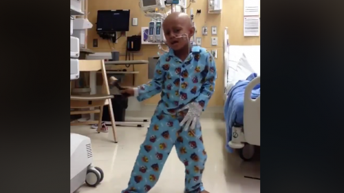 Niño que vence el cáncer celebra con baile al estilo Jackson