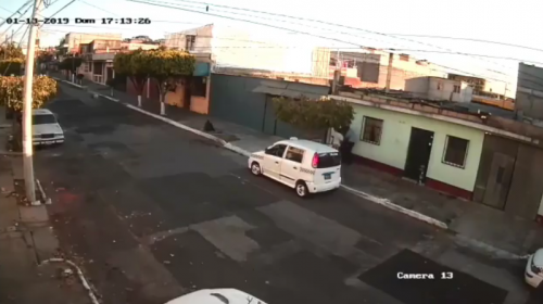 C&aacute;maras captan violento robo por ocupantes de taxi en zona 11