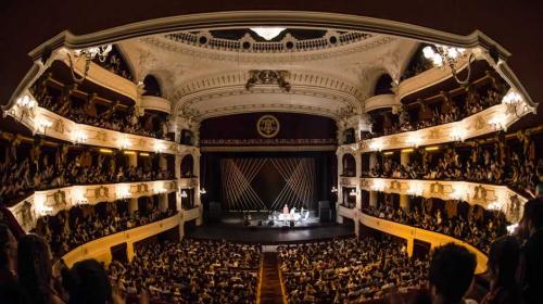 Video: p&aacute;nico se desata en concierto por fuerte sismo en Chile