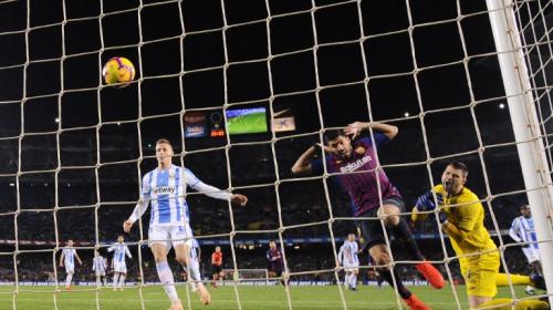 Persiguen al portero de pol&eacute;mica con Su&aacute;rez para ver su mano