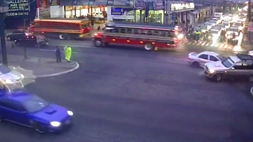 Piloto intenta dar vuelta en lugar prohibido y provoca accidente