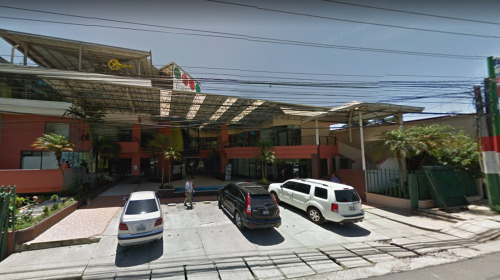 Saquean locales de centro comercial en carretera a El Salvador