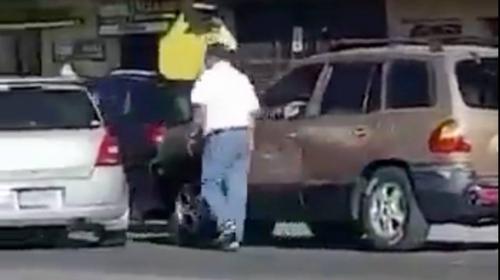 Pelea en el tr&aacute;fico termina con un anciano arrollado en Xela