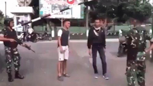 Intent&oacute; golpear a un soldado sin imaginar lo que le suceder&iacute;a