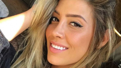 Hija de Luis Miguel muestra sensual baño de espuma al aire libre