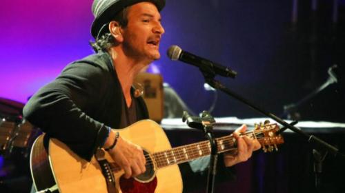 Viralizan fotografía de Ricardo Arjona en su época de maestro