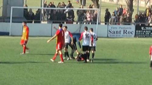 Salvaje agresión del portero a un árbitro por anularle un gol