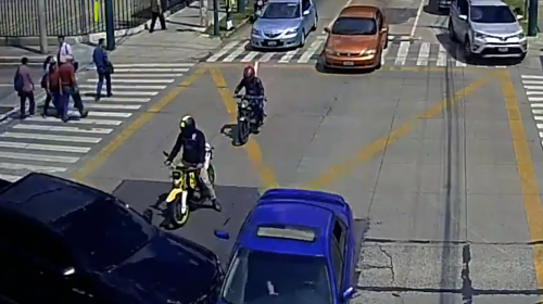 Un conductor se pasa el semáforo en rojo y provoca un accidente