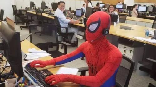 Llega a su &uacute;ltimo d&iacute;a de trabajo vestido de Hombre Ara&ntilde;a