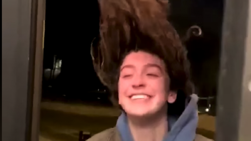 Sale a la calle y se le congela el pelo debido al intenso fr&iacute;o