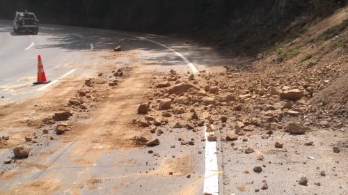 Sismo provoc&oacute; derrumbe y bloquea un carril en Mixco