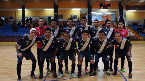 Jugador rifa sus camisolas de Selección para pagar sus estudios