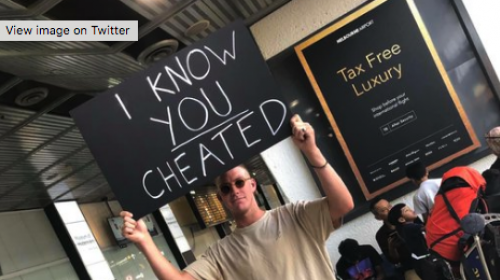 Publica la infidelidad de su mujer con un cartel en el aeropuerto