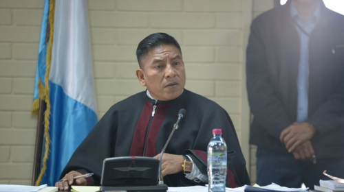 Video: Agente de PNC agrede a juez que condenó a Baldetti