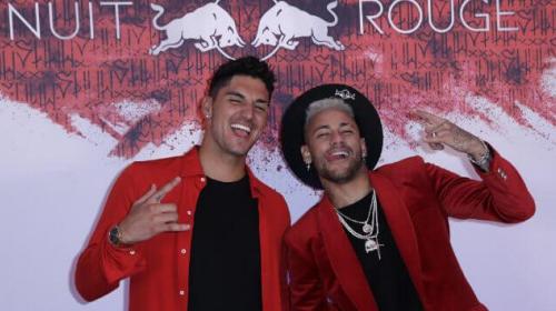 Neymar cantó, lloró y bailó en una silla de ruedas en su fiesta